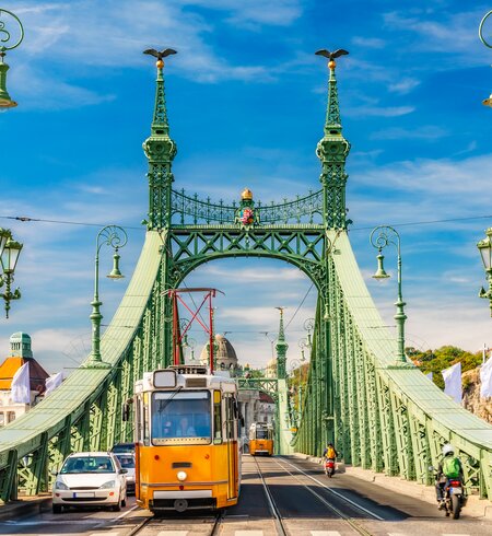 Freiheitsbruecke in Budapest mit Strassenbahn bei gutem Wetter | © Gettyimages.com/Marc_Osborne
