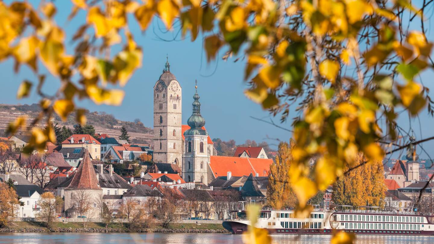 Krems-Stadt mit Donau im Herbst in der Wachau | © Gettyimages.com/extravagantni