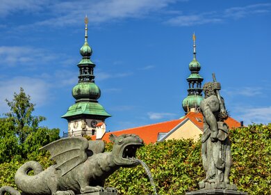 Der Lindwurm (erbaut um 1590), Klagenfurts Wappentier, urspruenglich ein zweibeiniger Drache, der am Stadtturm vorbeigleitet, steht im Zentrum von Klagenfurt. Er erinnert an die Urspruenge der Stadt, wie sie in der Gruendungslegende erzaehlt werden. Der Brunnen mit seinem Ungeheuer, der Herkules-Statue und dem Renaissance-Gelaender wurde 1636 fertiggestellt. | © Gettyimages.com/fotogablitz