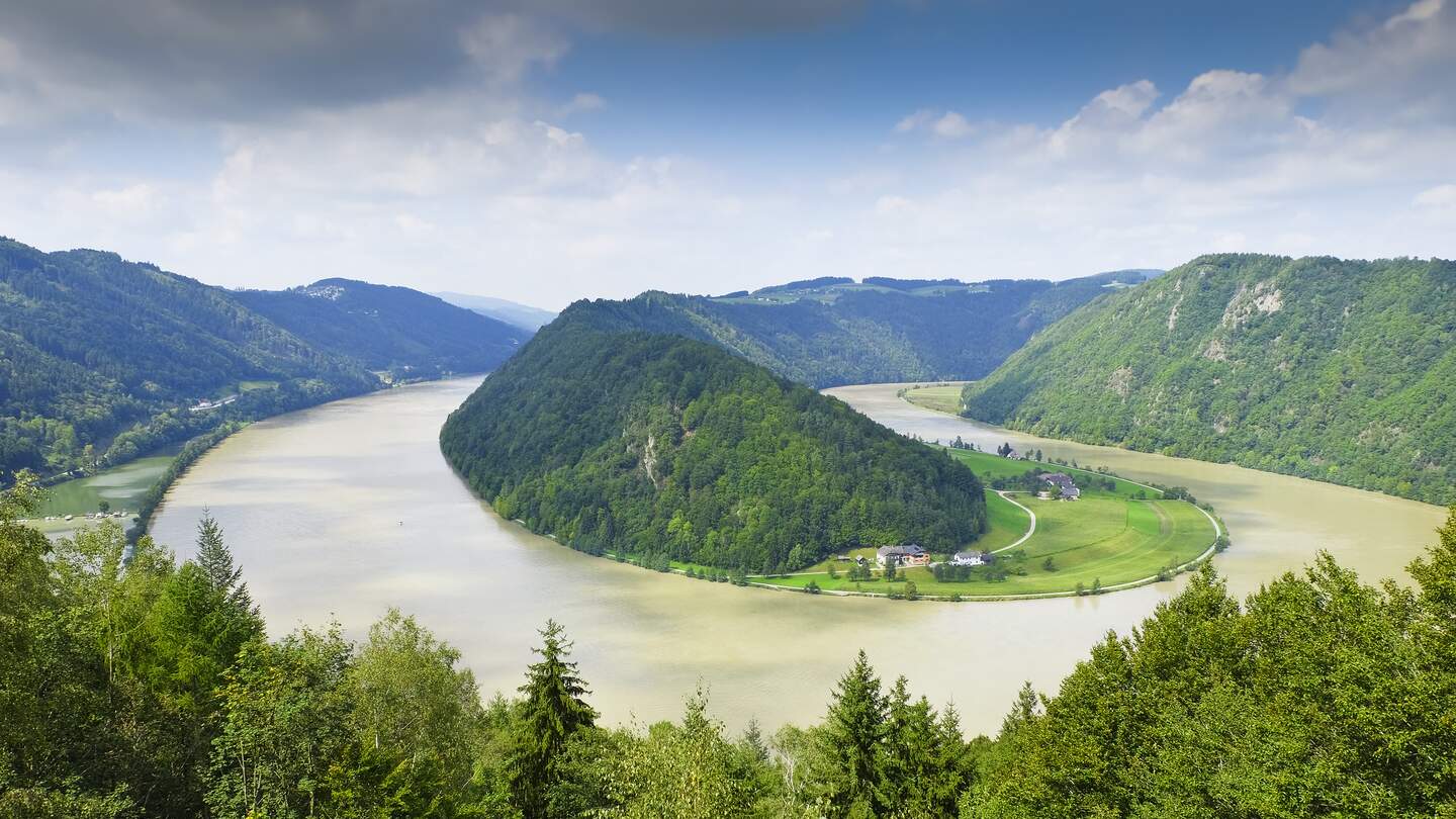 kurve an der Donau (Schlögener Schlinge) Oberösterreich mit dunkelen Wolken | © Gettyimages.com/leonsbox