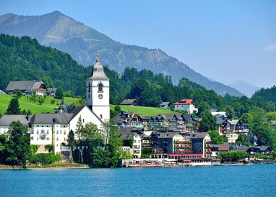 Salzburger Stadtbild und Wolfgangsee am sonnigen Tag | © gettyimages.com/zorazhuang