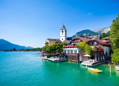 Wolfgangsee mit Gebaeuden rechts | © Gettyimages.com/achiartistul
