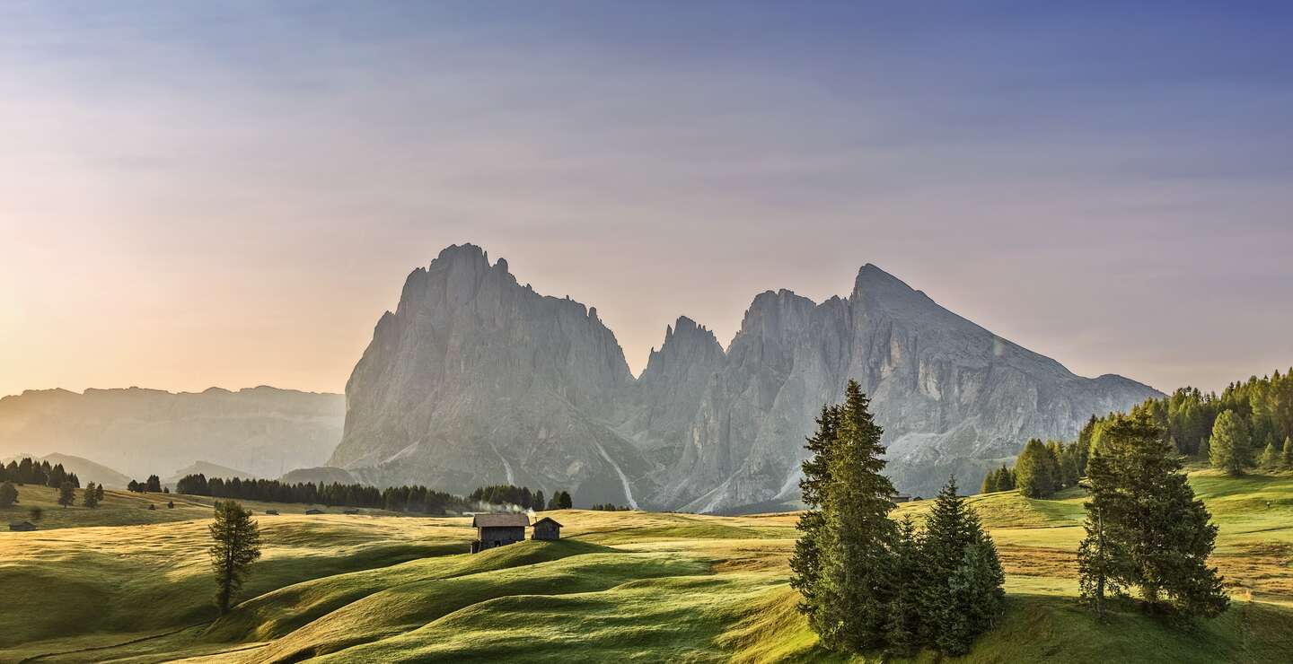 Alpe di Siusi Sonnenaufgang mit Langkofel oder Langkofel Berggruppe im Hintergrund | © Gettyimages.com/dietermeyrl