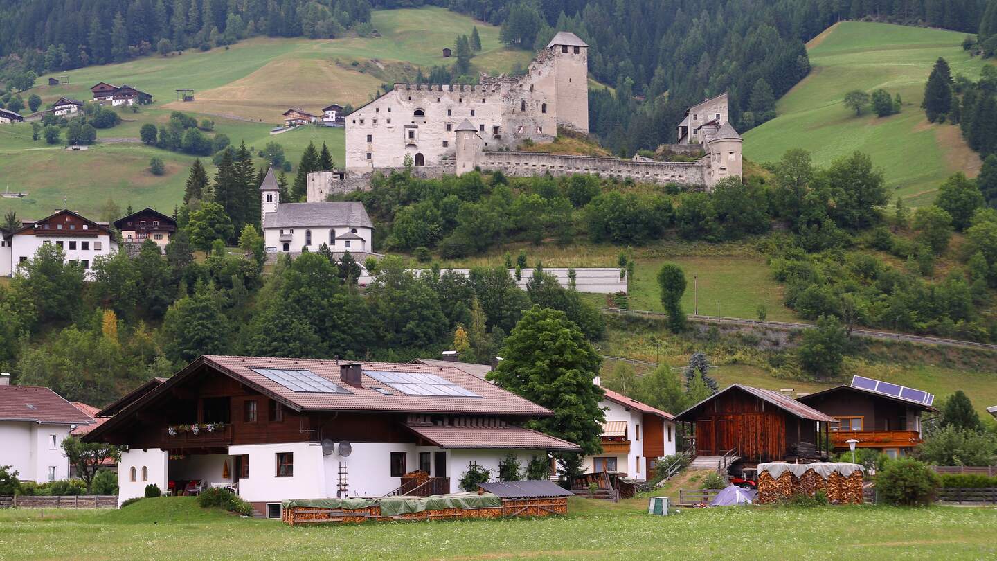 Tirol, Österreich. Schloss Heinfels im Pustertal. | © Gettyimages.com/tunpungato