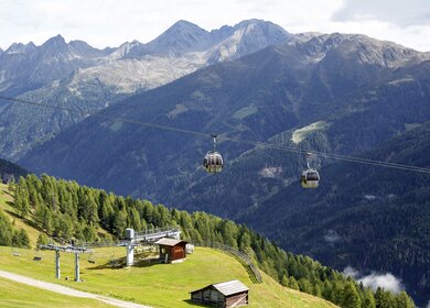 Gondelbahn am Turnthaler mit der Lienzer Dolomiten im Hintergrund | © Gettyimages.com/Ibrix