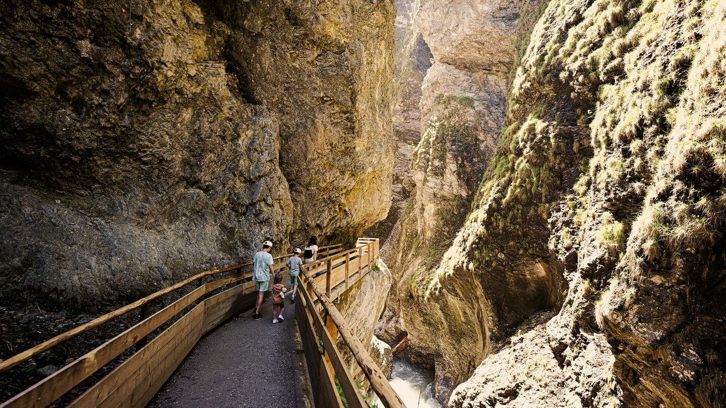 Mutter mit vier Kindern in der Liechtensteinklamm , Oesterreich. | © Gettyimages.com/asphotowed