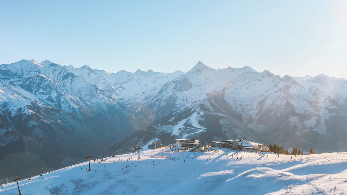Panoramablick auf verschneite Pisten und Skilifte im Skigebiet Zell am See, sonnige Berglandschaft in den Alpen. | © Gettyimages.com/Svetlana Khovrina