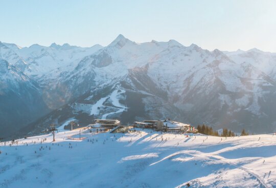 Panoramablick auf verschneite Pisten und Skilifte im Skigebiet Zell am See, sonnige Berglandschaft in den Alpen. | © Gettyimages.com/Svetlana Khovrina