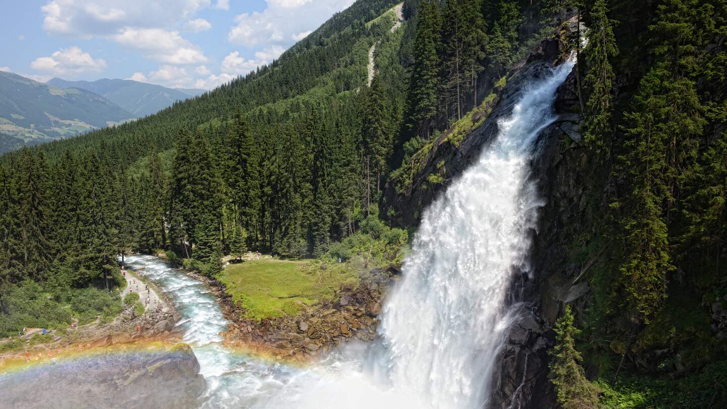 Krimml Wasserfälle in Österreich mit Regenbogen | © Gettyimages.com/hsvrs
