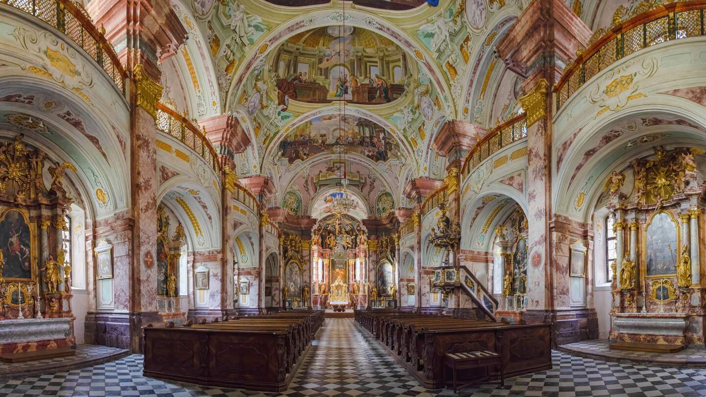 Das malerische Innere der Klosterkirche Rein, gegründet 1129, die älteste Zisterzienserabtei der Welt, befindet sich in Rein bei Graz, Steiermark, Österreich | © Gettyimages.com/aronm