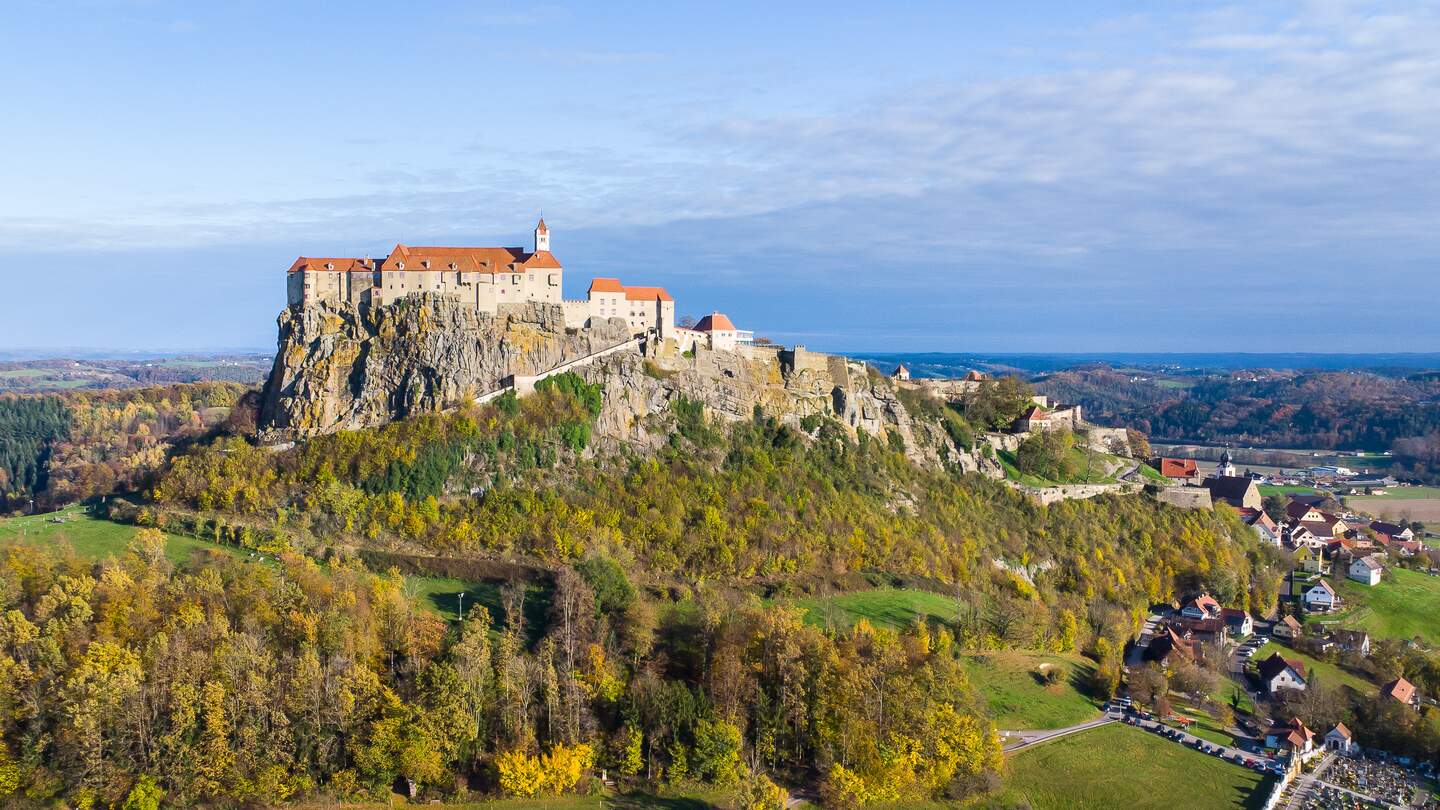 Luftaufnahme der berühmten Riegersburg in der Steiermark an einem schönen Herbsttag | © Gettyimages.com/photofex