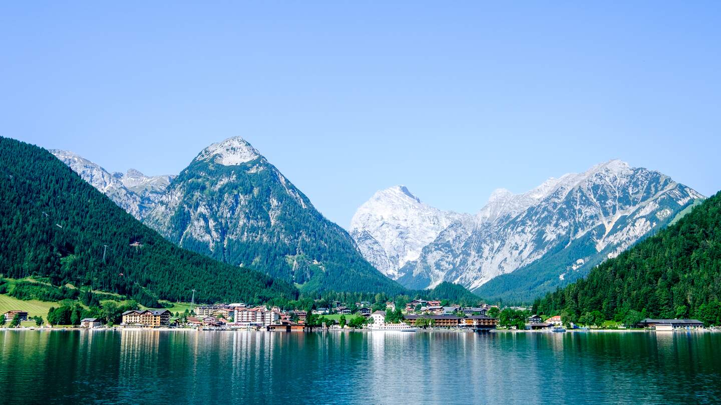 Blick auf Pertisau am Achensee in Tirol mit schneebedeckten Gipfeln im Hintergrund | © Gettyimages.com/FooTToo