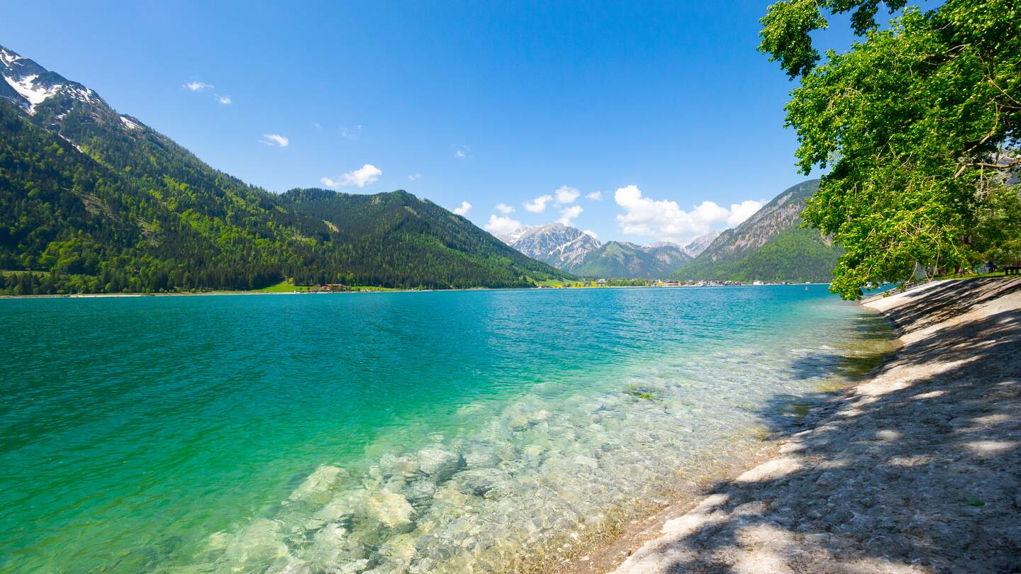 Blick auf den türkisblauen Achsensee in Tirol | © Gettyimages.com/NatureNow