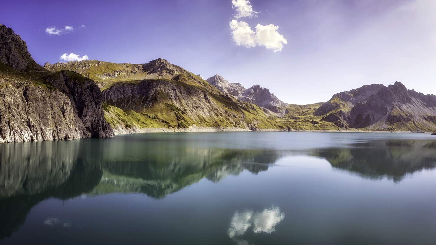 Der Luenersee in Voralberg (Oesterreich) ist einer der schoensten Bergseen im gesamten Alpenraum. Ein Spaziergang um den See ist beeindruckend. Wenn man um ihn herumgeht und die Sonne scheint, kann man die umliegenden Berge im klaren blauen Wasser spiegeln sehen. Sind Sie im Brandnertal oder in der Region unterwegs? Schauen Sie auf jeden Fall am Luenersee vorbei! | © Gettyimages.com/focus_on_nature