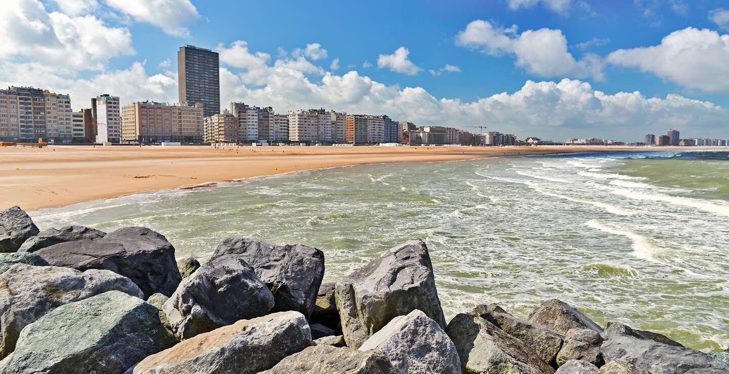 Blick von Sandstrand auf die Stadt. Sommertag in Ostende, Belgien | © © Gettyimages.com/Webkatrin001