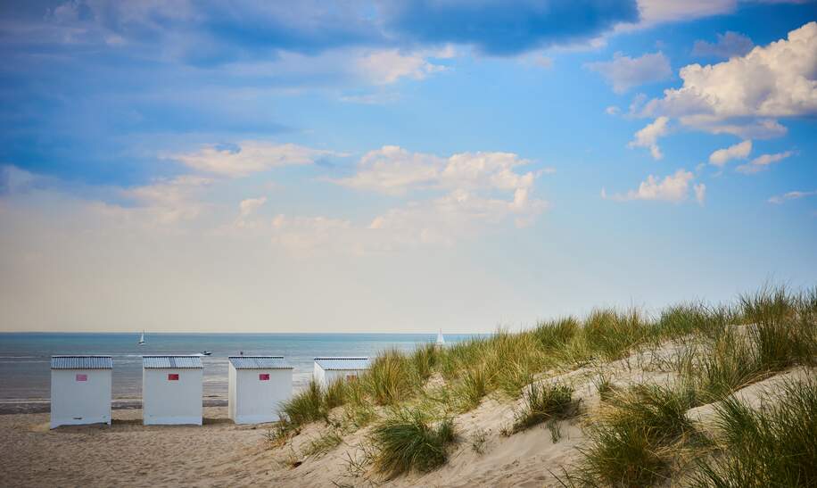 Strand von Nieuwpoort in Belgien mit überdachten Strandkörben | © © Gettyimages.com/marako85