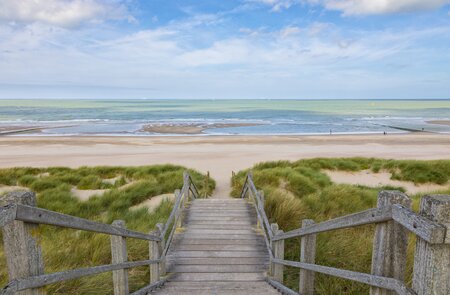 Treppe zum Nordseestrand in Blankenberge, Belgien | © gettyimages.com/eyewave