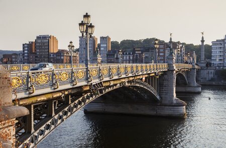 Fragnee Brücke in Lüttich mit vielen goldenen Details | © gettyimages.com/benkrut