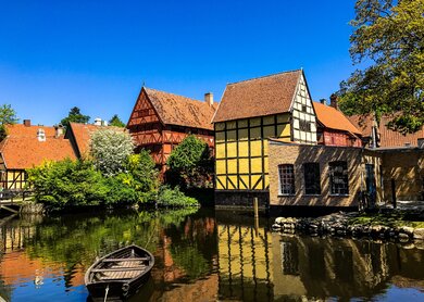 Schoene Haeuser am Fluss in Aarhus, Daenemark | © Gettyimages.com/wesamtaleb
