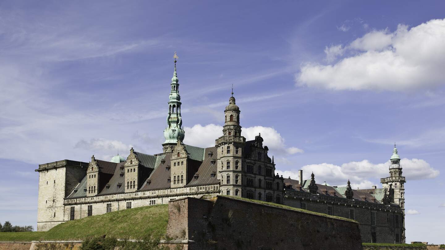 "Schloss Kronbrog in Helsingör, HelsingAr auf Dänisch, war der Schauplatz für William Shakespeares Stück Hamlet, das wiederum auf einer Volkssage über Prinz Amled von Dänemark beruht. Kronborg ist viel jünger als dieses Märchen und diente in erster Linie dazu, von vorbeifahrenden Schiffen auf dem Weg zur und von der Ostsee Steuern zu erheben." Schloss Kronborg | © Gettyimages.com/carstenbrandt