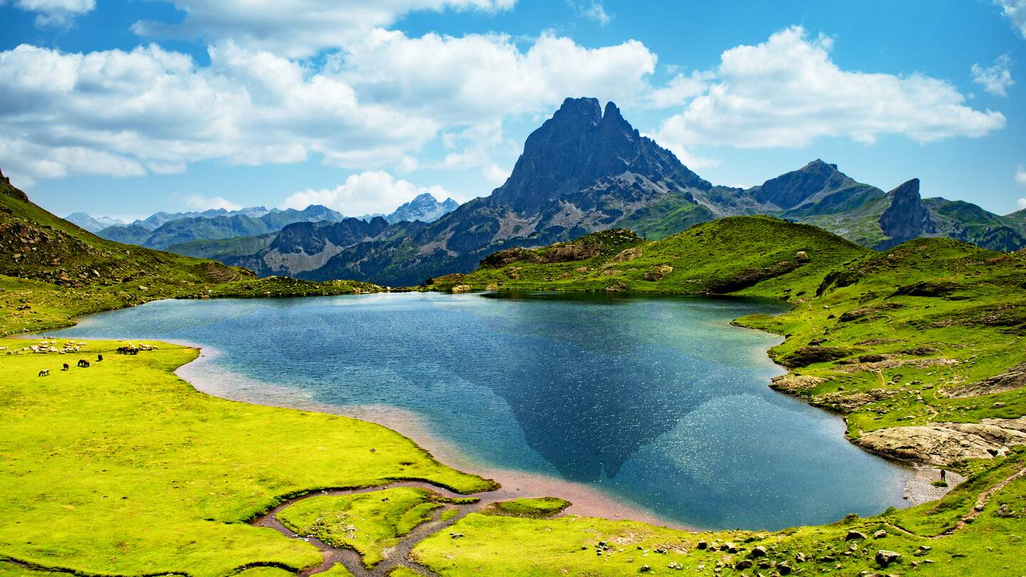 Blick auf den Pic du Midi d'Ossau mit See in den franzoesischen Pyrenaeen | © Gettyimages.com/philipimage