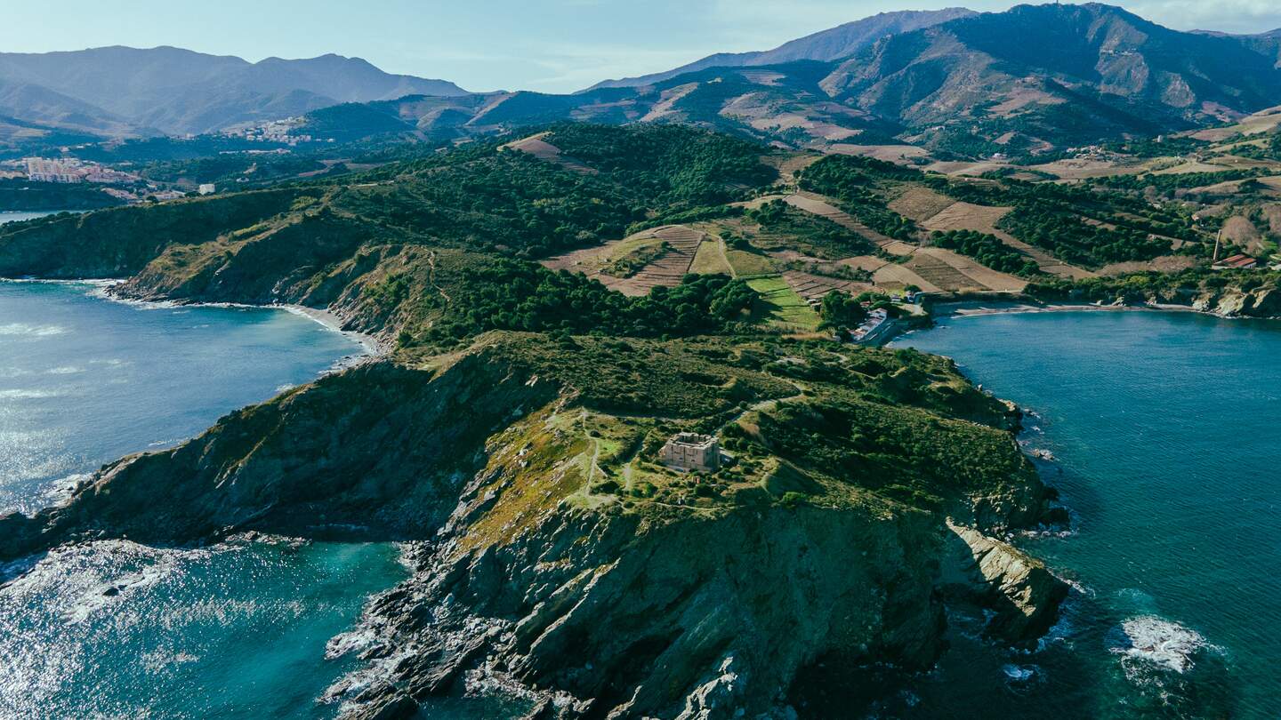 Drohnenaufnahme der Pyrenaeen vom Meer aus, sonniger Tag, Ende der Bergkette im Meer | © Gettyimages.com/mariearlettaz