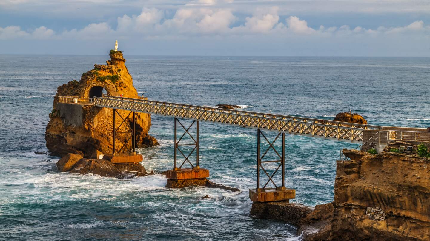 Der Felsen der Jungfrau Maria, ein Wahrzeichen von Biarritz, Frankreich. Die Metallbrücke, die zu ihr führt, wurde von Eiffel entworfen. | © Gettyimages.com/tatianagorshenina