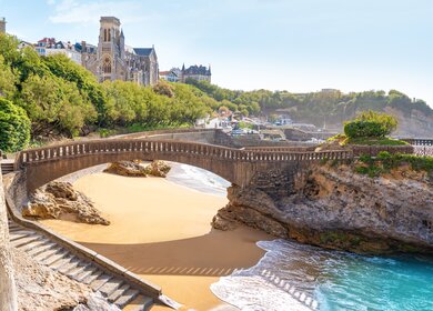 Ein strahlend sonniger Sommertag mit einer Brücke am Strand | © Gettyimages.com/mediterranean