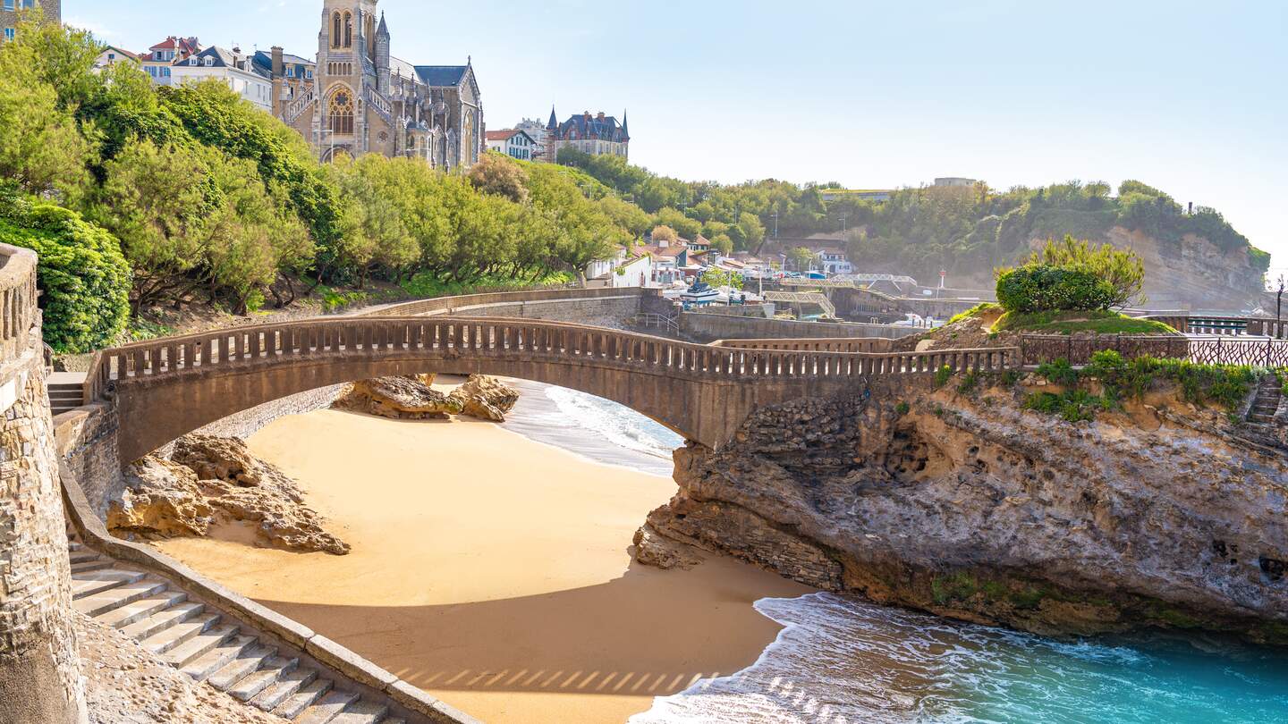 Ein strahlend sonniger Sommertag mit einer Bruecke am Strand | © Gettyimages.com/mediterranean
