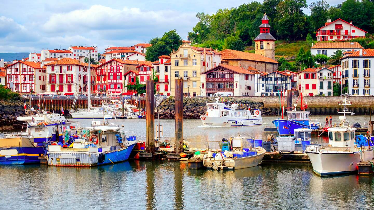 Bunte baskischen Häuser im Hafen von Saint-Jean-de-Luz, Frankreich | © Gettyimages.com/xantana