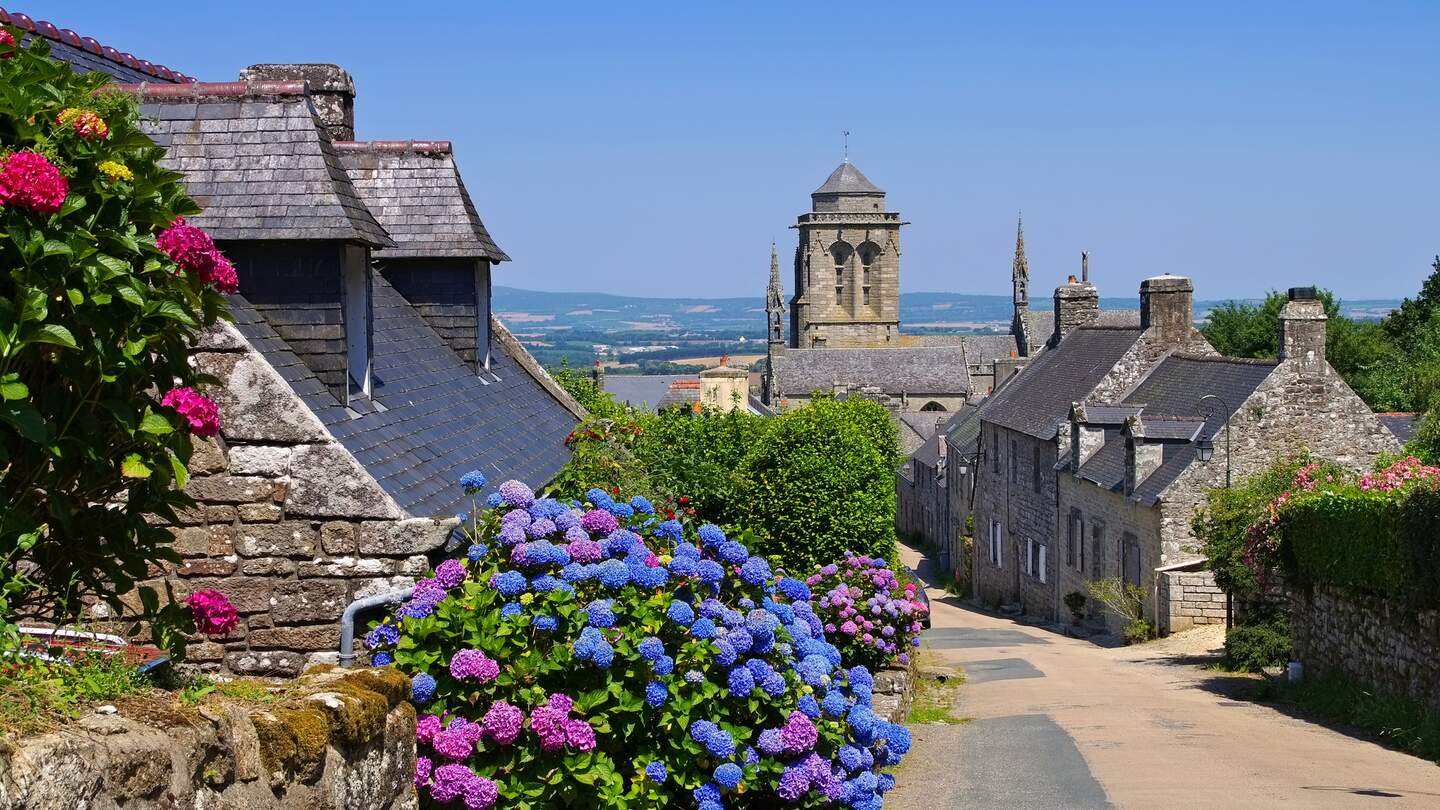 Mittelalterliches Dorf Locronan, Bretagne in Frankreich | © Gettyimages.com/lianem