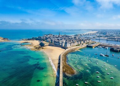 Luftbild von der schönen Stadt Freibeuter - Saint Malo in der Bretagne, Frankreich | © Gettyimages.com/antoine2k
