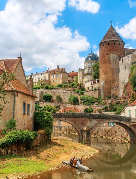 Malerischen Fluss durch die mittelalterliche Stadt Sémur-en-Auxois | © Gettyimages.com/zimnevan
