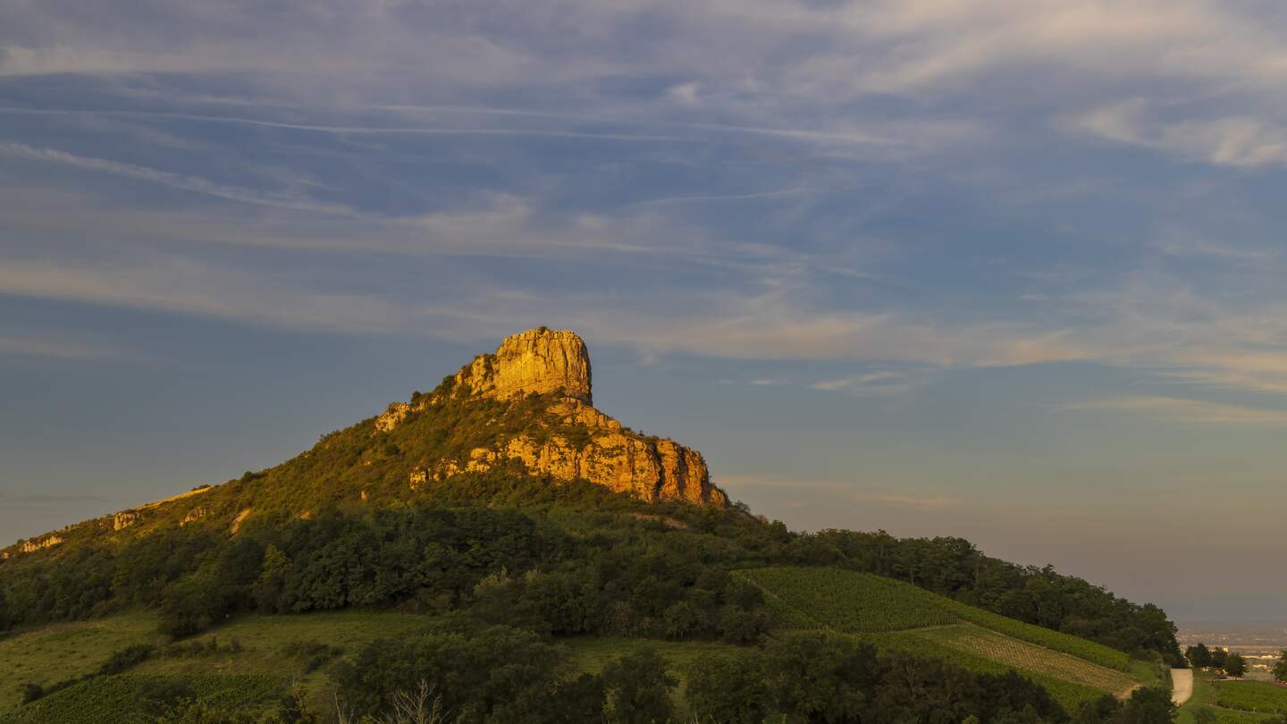 Felsen von Solutre mit Weinbergen, Burgund, Solutre-Pouilly, Frankreich | © Gettyimages.com/phbcz