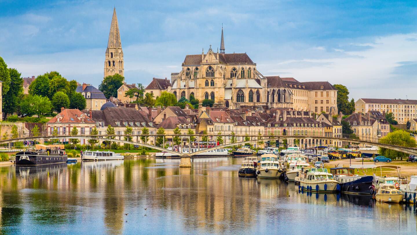 Schöne Aussicht auf die historische Stadt Auxerre mit dem Fluss Yonne, Burgund, Frankreich. | © Gettyimages.com/bluejayphoto