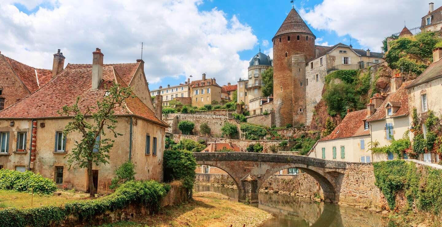 Malerischen Fluss durch die mittelalterliche Stadt Sémur-en-Auxois | © Gettyimages.com/zimnevan