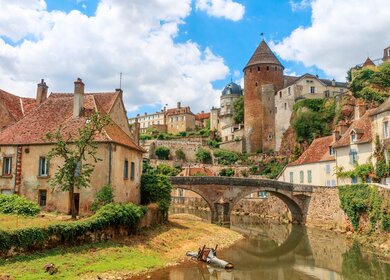 Malerischen Fluss durch die mittelalterliche Stadt Sémur-en-Auxois | © Gettyimages.com/zimnevan