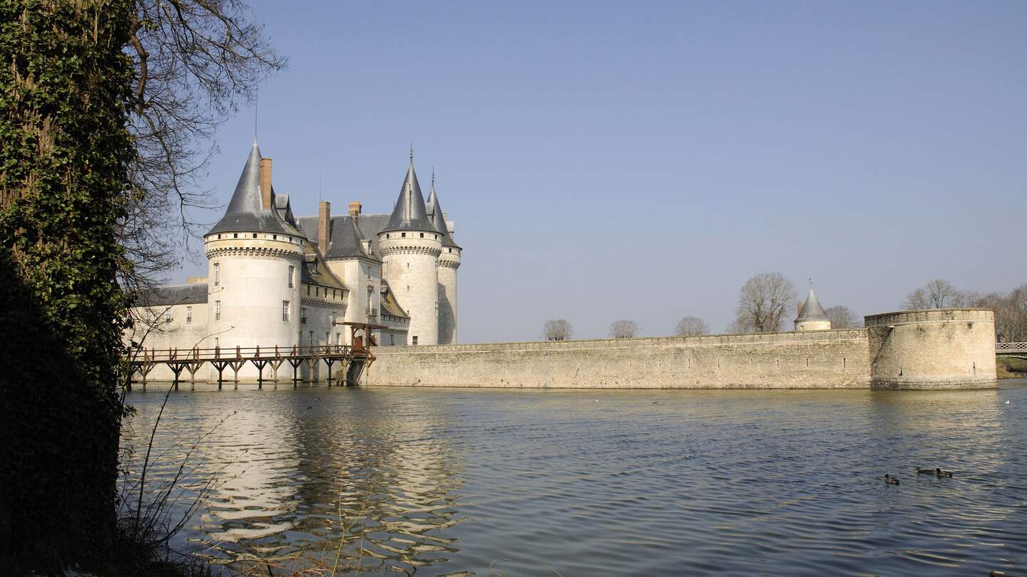 Blick auf das schöne Schloss von Sully. | © Gettyimages.com/jancarr