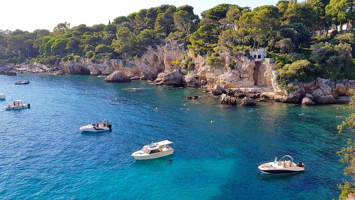 Landschaft im Cap d'Antibes mit Booten auf dem Meer | © Gettyimages.com/gianliguori