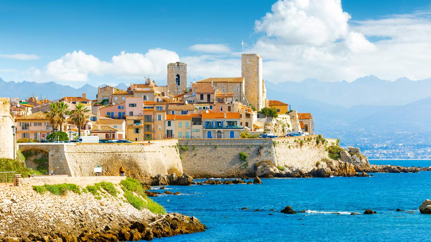 Historisches Zentrum von Antibes, Côte d'Azur. Frankreich nahe am Meer | © Gettyimages.com/alehvaranishcha