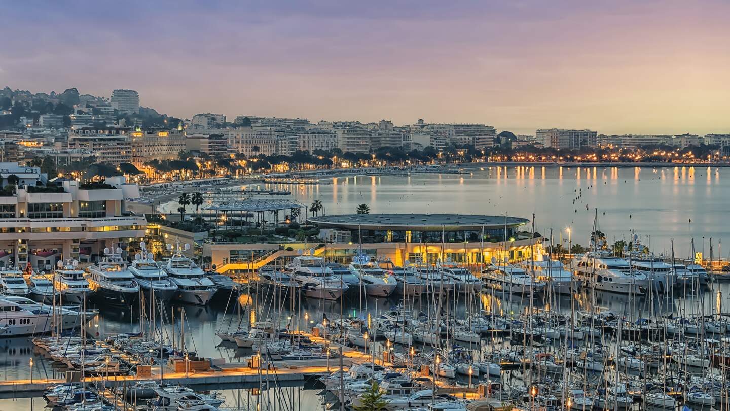 Alter Hafen in Cannes bei Sonnenaufgang | © Gettyimages.com/stockbym