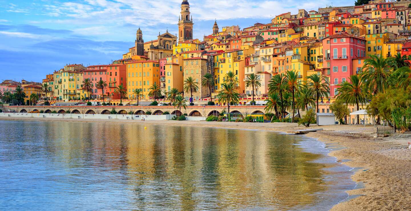 Sandstrand unter der farbenfrohen Altstadt von Menton an der Côte d'Azur, Frankreich | © Gettyimages.com/xantana