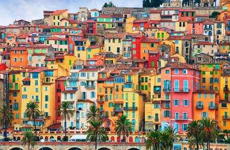 Bunte Haeuser in der Altstadt von Menton, Franzoesische Riviera, Frankreich | © Gettyimages.com/antonel