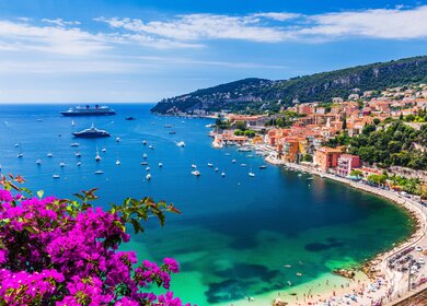 Villefranche sur Mer, Frankreich. Küstenstadt an der Côte d'Azur, viele boote sind auf dem Wasser | © Gettyimages.com/scstock