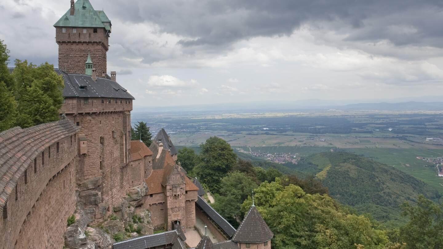 Luftaufnahme auf dem Schloss Haut-Koenigsbourg, einem historischen Schloss in einem Gebiet namens "Elsass" in Frankreich | © Gettyimages.com/prill