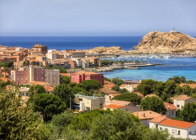 Blick auf die Stadt L'Ile Rousse auf Korsika, Frankreich, mit der Insel Ile de la Pietra | © Gettyimages.com/RolfSt