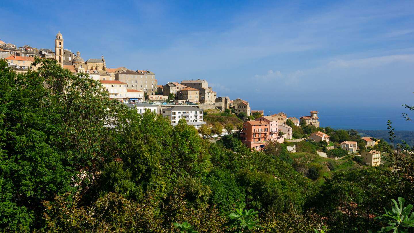 Blick auf das Dorf Cervione auf Korsika mit blauem Himmel | © Gettyimages.com/RnDmS