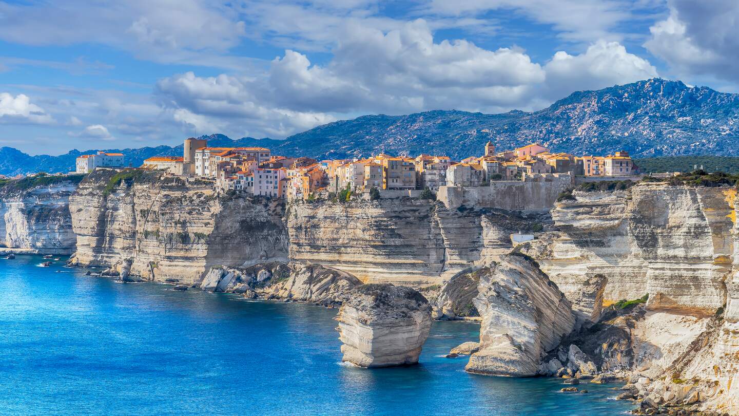 Landschaft mit Bonifacio Stadt auf Korsika  | © Gettyimages.com/balatedorin