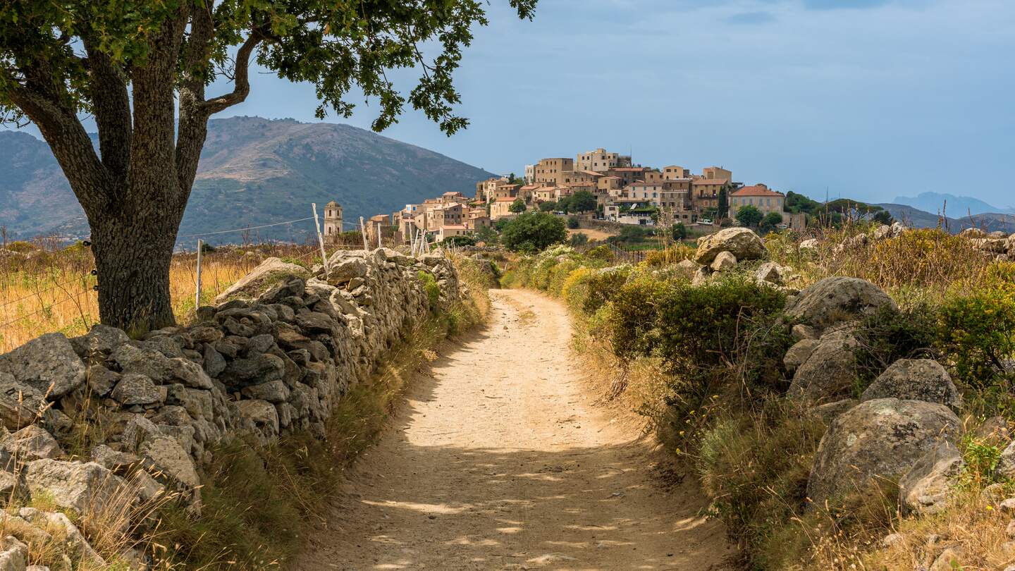 Das schöne Dorf Sant'Antonino an einem Sommermorgen in Korsika, Frankreich.  | © Gettyimages.com/e55evu