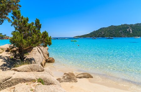 Kristallklare tuerkisfarbene Meerwasser der Strand von Santa Giulia in Korsika | © Gettyimages.com/pkazmierczak